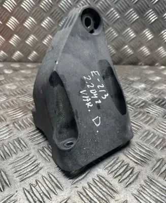 Engine mounting bracket