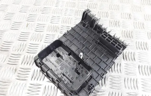 Volkswagen PASSAT B6 Fuse module 3C0937125
