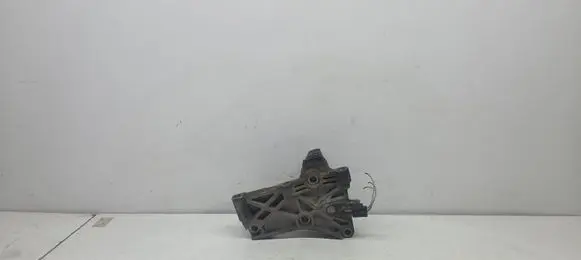 Engine mounting bracket