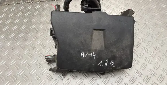Toyota Avensis T270 Fuse box set 8211105M10 8266205200