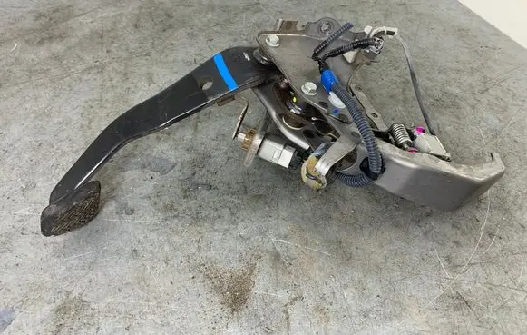 Toyota RAV 4 (XA30) Brake pedal