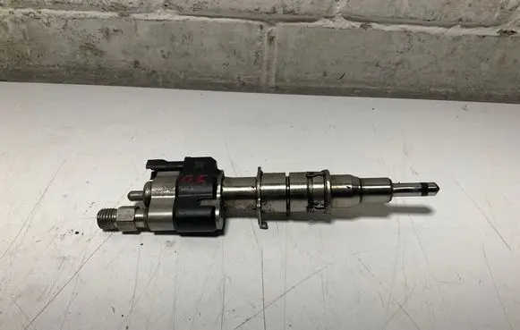 BMW 5 F10 F11 Fuel injector 7585261