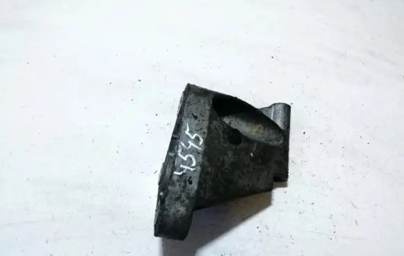 Nissan X-Trail T30 Engine mounting bracket