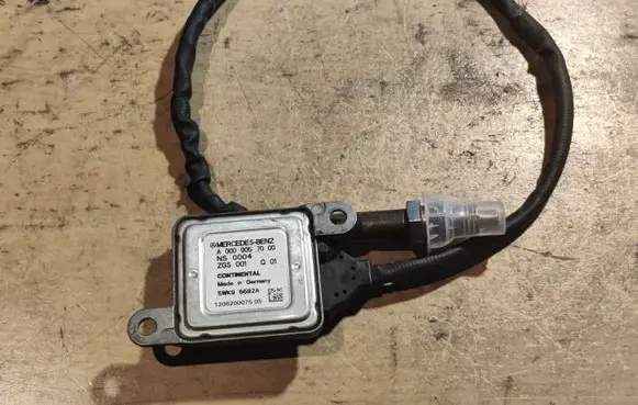 Mercedes-Benz E W212 Lambda probe sensor A0009057000