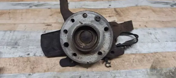 Opel Zafira B Front wheel hub 13197801
