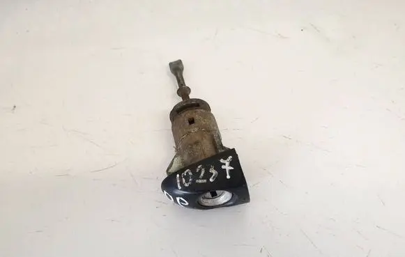 KIA Ceed Front door lock (next to the handle) 
