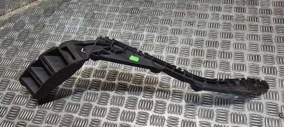 Rear bumper mounting bracket