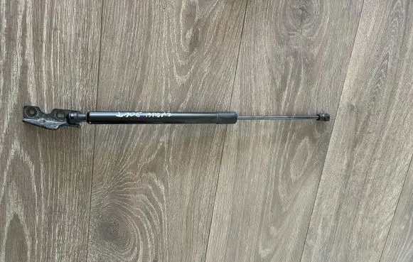 Peugeot 2008 II Tailgate strut 9825534780