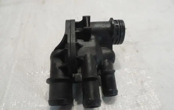 Ford Kuga II Thermostat housing DS7G9K478
