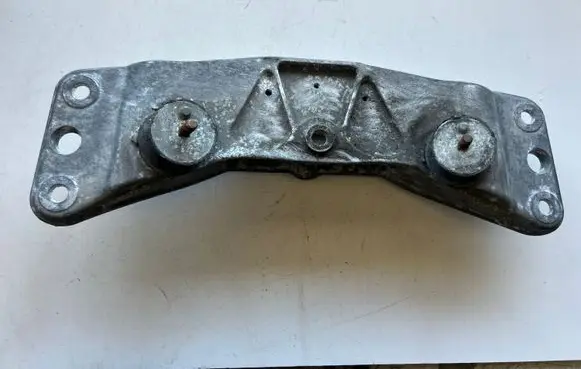 BMW 7 E65 E66 Gearbox mounting bracket 6759680