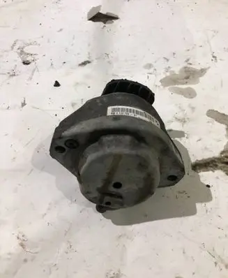 BMW 5 E60 E61 Engine mount bracket 6770726 15934612