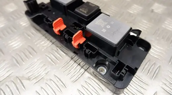 Lexus ES 300h (7th Gen) Relay mounting block G92Z147070 G384333031