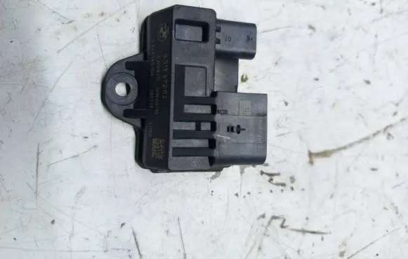 BMW 3 E90 E91 Glow plug pre-heat relay 8519472 0522140104