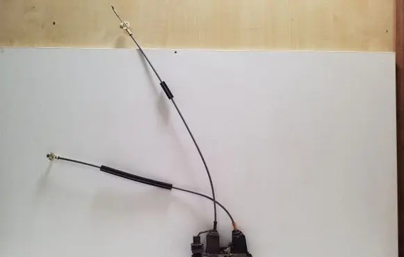 Opel Zafira A Rear door lock 90561158