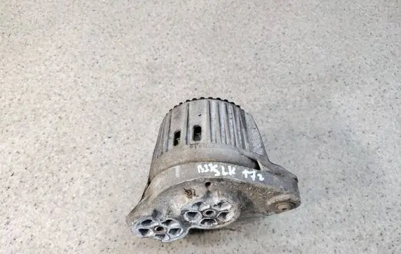 Engine mount bracket