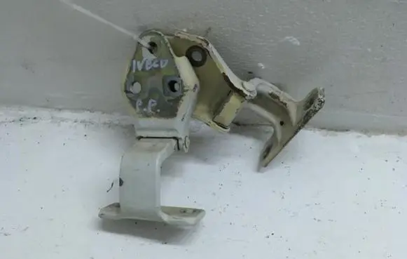 Iveco Daily 6th gen Front door hinge set 