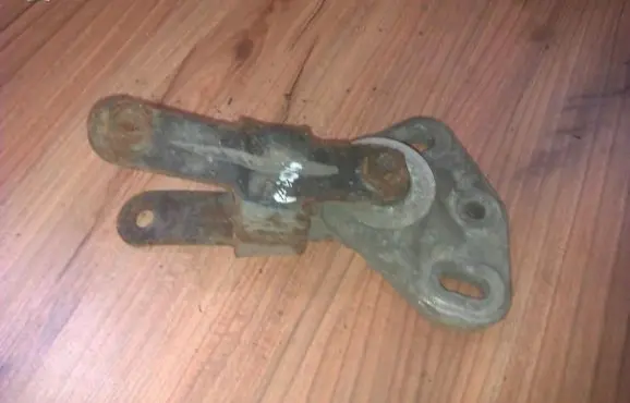 Peugeot 406 Engine mount bracket