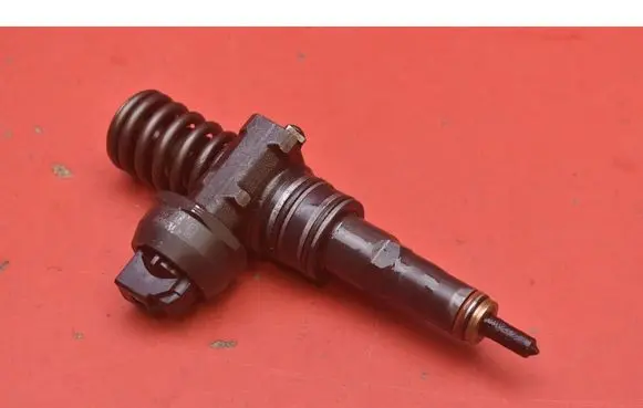 Volkswagen Golf IV Fuel injector 038130073AQ