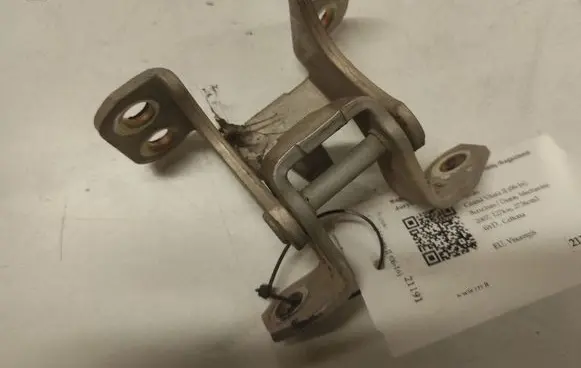 Suzuki Grand Vitara II Loading door upper hinge