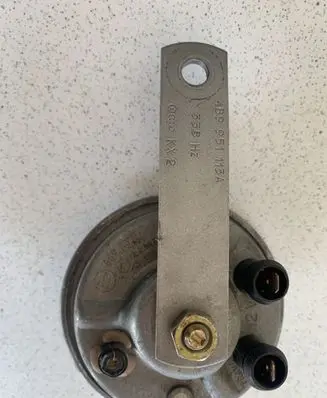 Audi A6 S6 C5 4B Horn signal 4B9951113A
