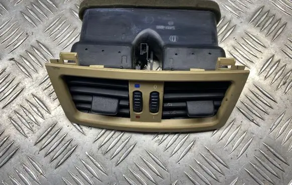 Rear air vent grill