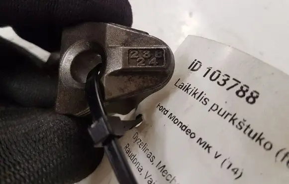 Ford Mondeo MK V Fuel Injector clamp holder 23824