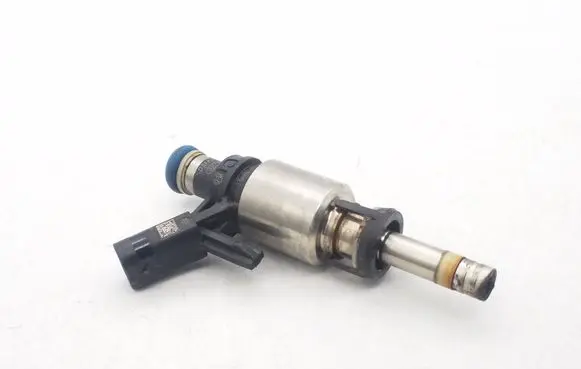 Volkswagen Jetta VI Fuel injector 06A906036C 0261500149