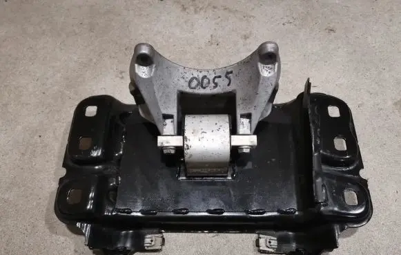 Gearbox mounting bracket