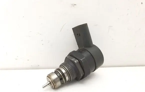 BMW 7 E65 E66 Fuel pressure regulator 0281002738 12733979