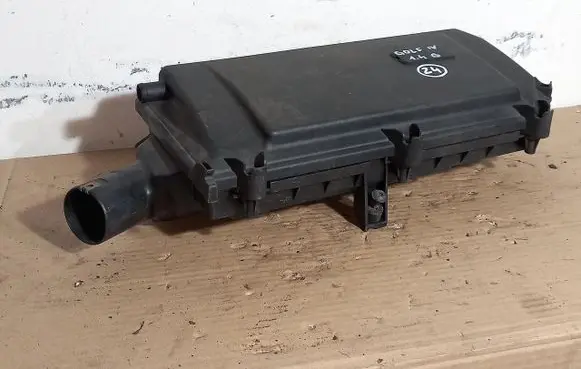 Volkswagen Golf IV Air filter box 036129611AH