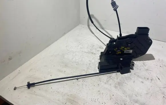 Volvo C30 Front door lock 30799301 A048069