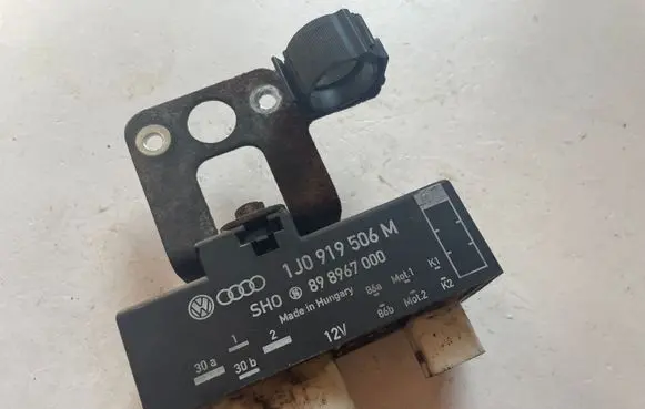 Volkswagen Polo IV 9N3 Coolant fan relay 1J0919506M
