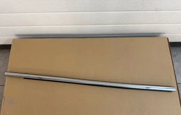 Volkswagen Amarok II Rubber seal front door window/glass 