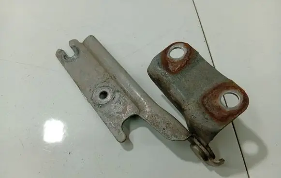 Mazda 323 Engine bonnet/hood hinges 
