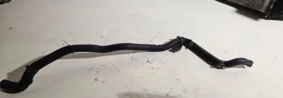 Coolant pipe/hose