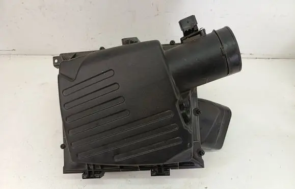 Chevrolet Malibu Air filter box cover 13319575 74995LS