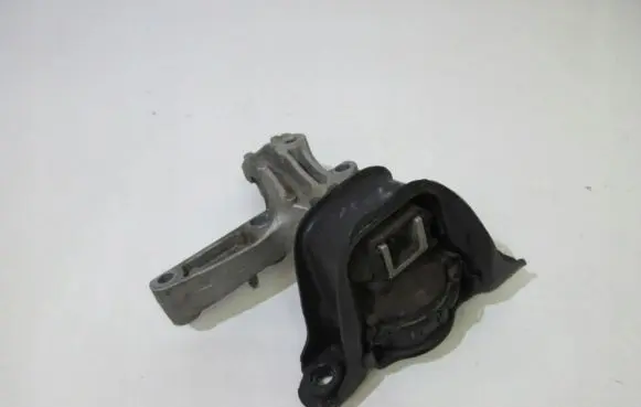 Nissan Qashqai Engine mounting bracket