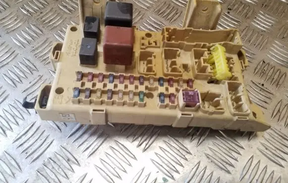 Toyota Avensis Verso Fuse module 8922144050