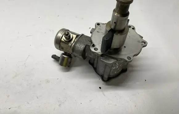 BMW 2 F22 F23 Mechanical fuel pump 8604231 13518604231