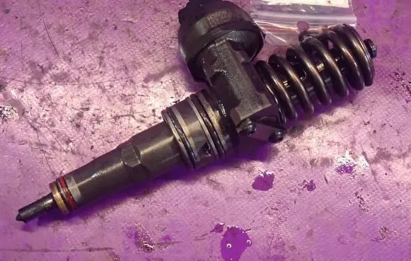 Audi A4 S4 B7 8E 8H Fuel injector 