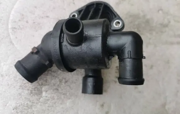 Volkswagen Touran II Thermostat/thermostat housing W9937003