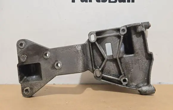 Volvo V40 Generator/alternator bracket 31401077