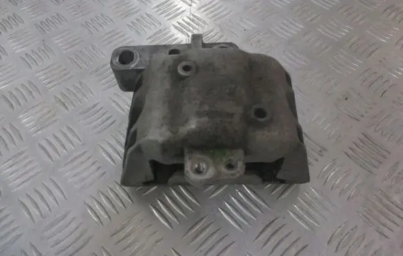 Volkswagen Golf IV Engine mounting bracket