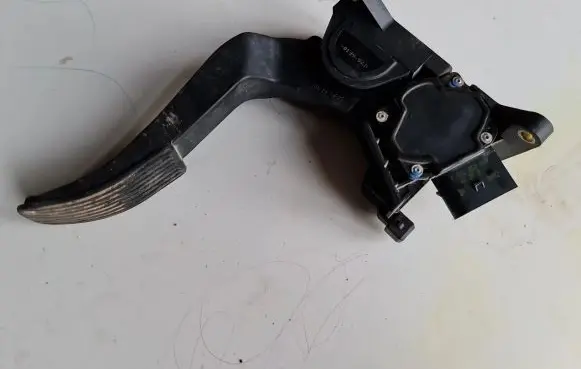 Mercedes-Benz Sprinter W901 W902 W903 W904 Accelerator throttle pedal A9013000404 0281002335