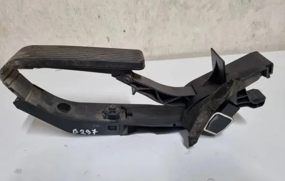 Mercedes-Benz E W211 Accelerator throttle pedal A2113000404 131204