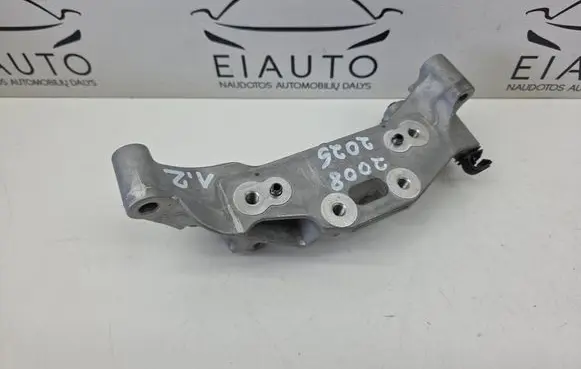 Engine mounting bracket