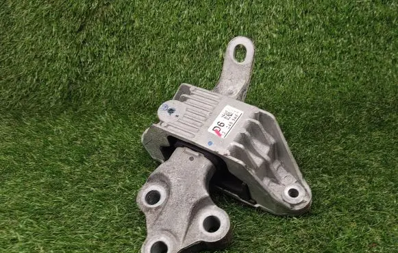 Chevrolet Cruze Engine mount bracket 13248546