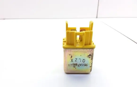 Hyundai Accent Hazard warning light relay 9522033300