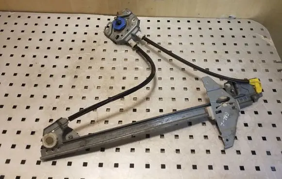 Rear door manual window regulator