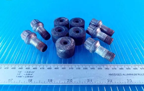 Volkswagen PASSAT B6 Anti-theft wheel nuts and lock 